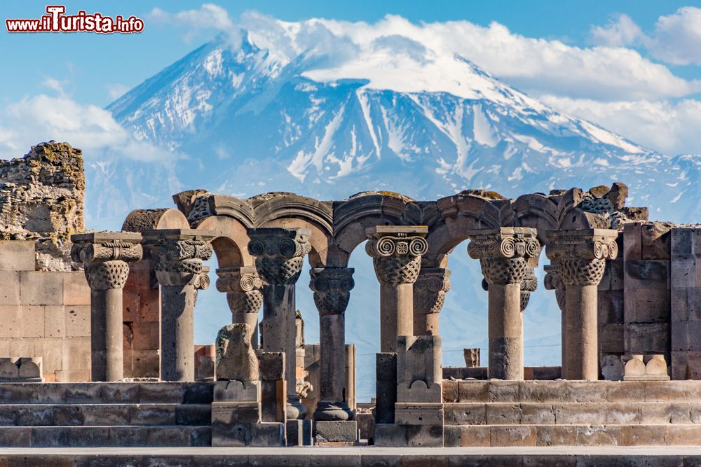 Immagine Rovine del tempio di Zvartnos a Yerevan, Armenia. Sullo sfondo il monte Ararat.