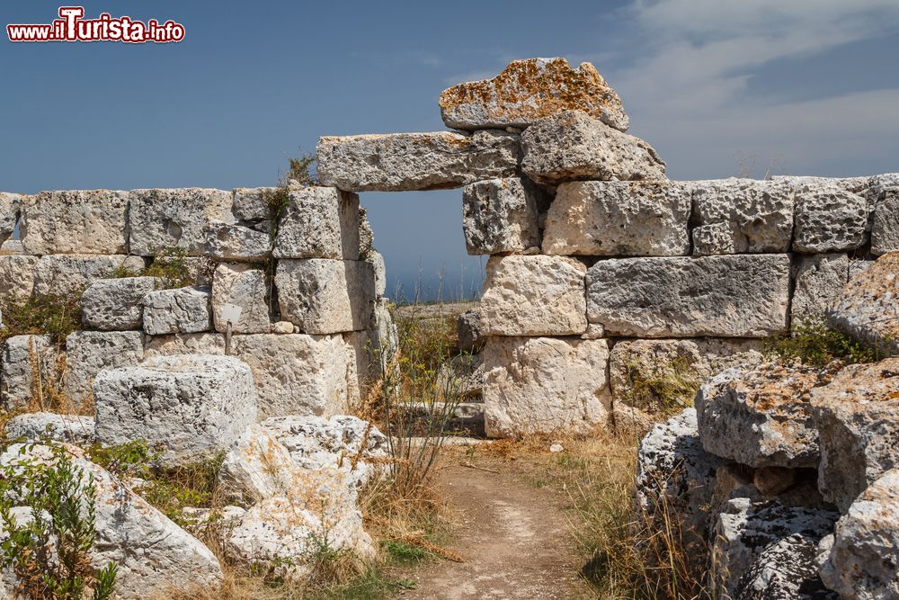 Immagine Rovine della antiche fortificazioni della città di Siracusa, Sicilia.