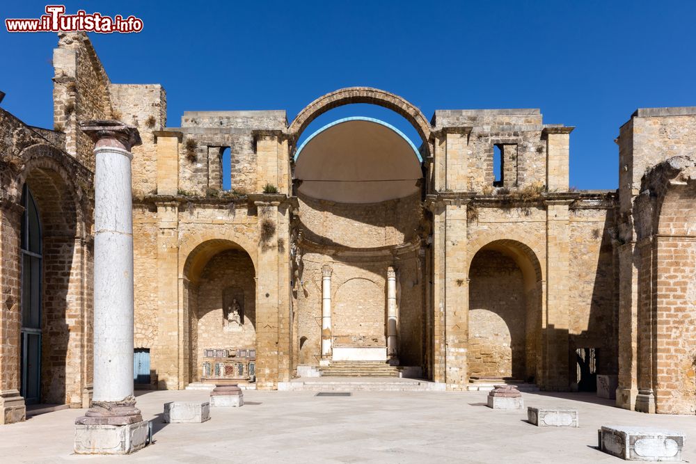 Immagine Rovine della chiesa del XVIII° secolo a Salemi, Sicilia. L'edificio religioso venne gravemente danneggiato dal terremoto del 1968. 