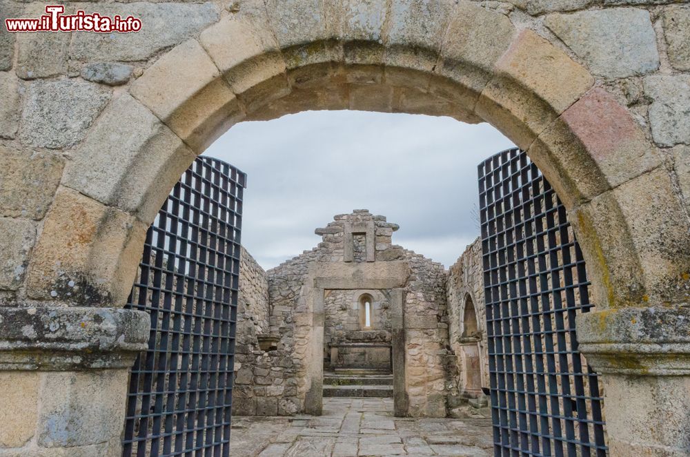 Immagine Rovine della chiesa medievale a Castelo Mendo, Portogallo.