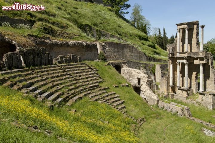 Immagine Rovine dell'antico anfiteatro romano a Volterra, Toscana. Fu riportato alla luce in occasione di scavi negli anni cinquanta del 1900. La sua costruzione, databile alla fine del I° secolo a.C., è attribuita ai finanziamenti della ricca famiglia dei Caecina di Volterra.