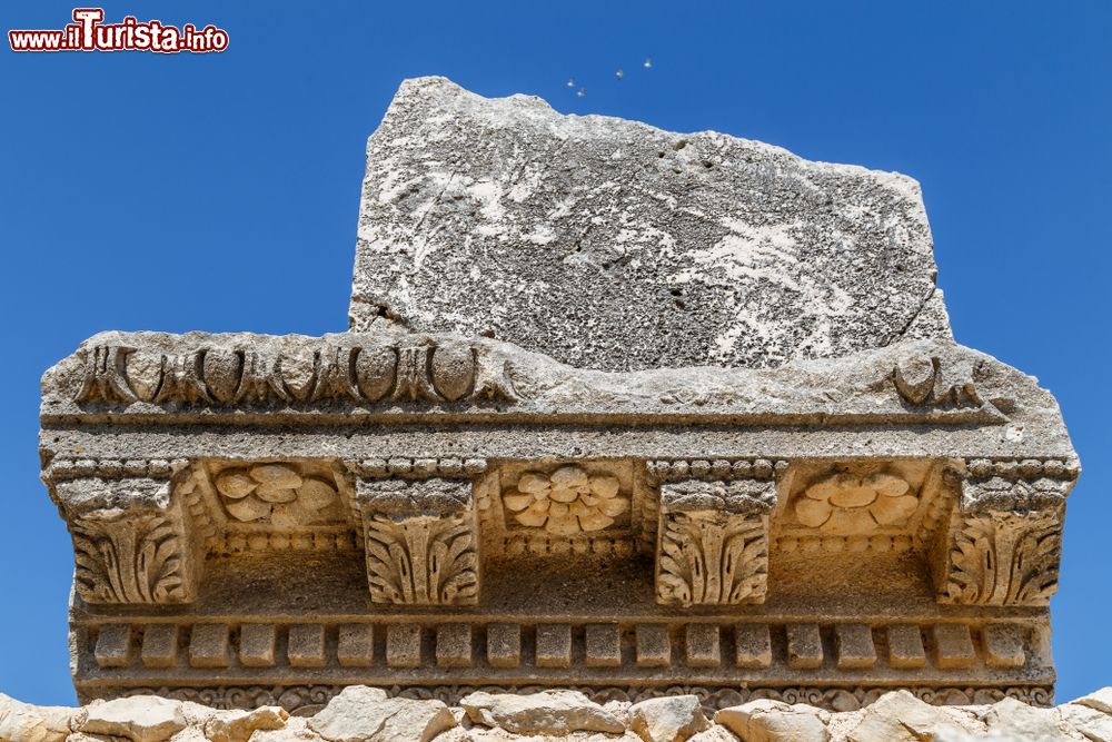 Immagine Rovine dell'antico tempio romano nella città di Nin, Croazia. Quando i Romani conquistarono la Dalmazia, questa cittadina fu dotata di un foro, un anfiteatro, un acquedotto e un tempio che all'epoca era il più grande in terra dalmata.