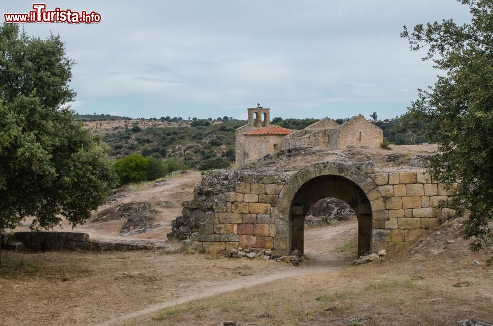 Immagine Rovine delle mura e della chiesa a Castelo Mendo, Portogallo. Il borgo venne costruito in cima a una montagna in un punto di difesa strategica.