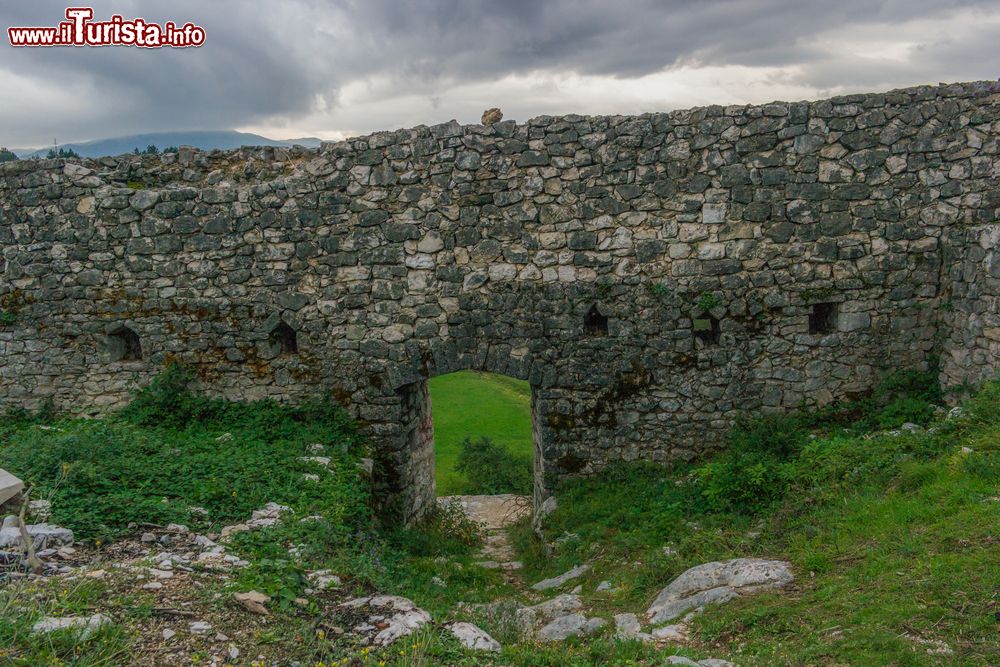 Immagine Rovine di Bedem nei pressi di Niksic, Montenegro. L'ultimo muro dell'antica fortezza difensiva.