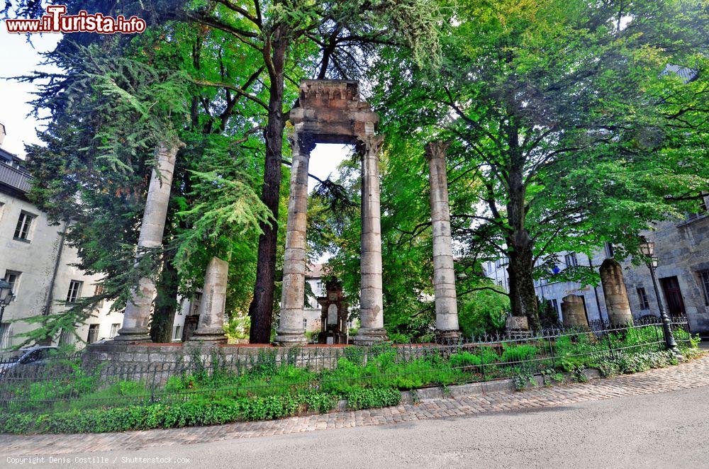 Immagine Rovine di epoca gallo-romano a Besancon in piazza Castan, Francia - © Denis Costille / Shutterstock.com