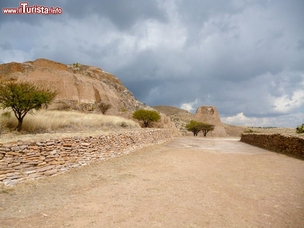 Immagine Rovine di La Quemada nei pressi di Zacatecas, Messico. Queste imponenti rovine sorgono su una collina lungo la strada che collega Zacatecas con Guadalajara. Si racconta che in questo luogo gli aztechi si fermassero per riposarsi durante le peregrinazioni verso la Valle del Mexico. Le costruzioni vennero distrutte dal fuoco e la città chiamata La Quemada (città bruciata).