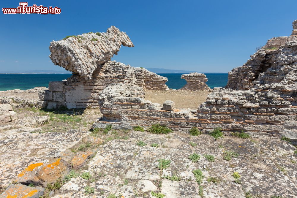 Immagine Le rovine di Tharros a San Giovanni di Sinis, Sardegna. Il sito archeologico affascina non solo per gli antichi resti a testimonianza di un passato fiorente ma anche per la splendida vista che si può ammirare sul golfo di Oristano.