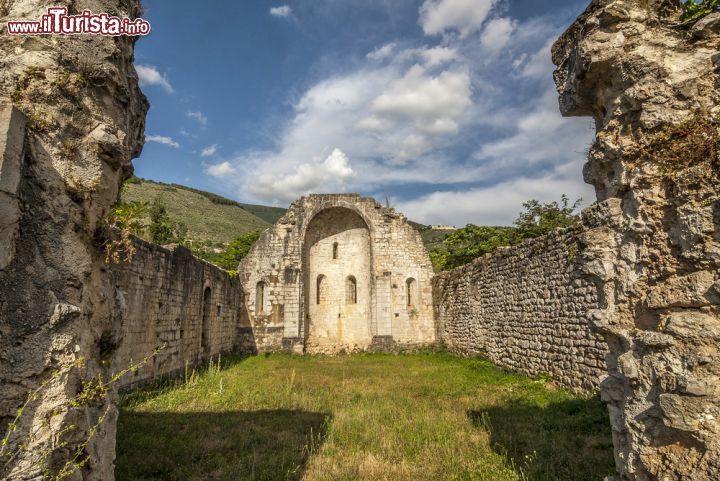 Immagine Rovine di una chiesa a Campello sul Clitunno in Umbria - © Claudio Giovanni Colombo / Shutterstock.com