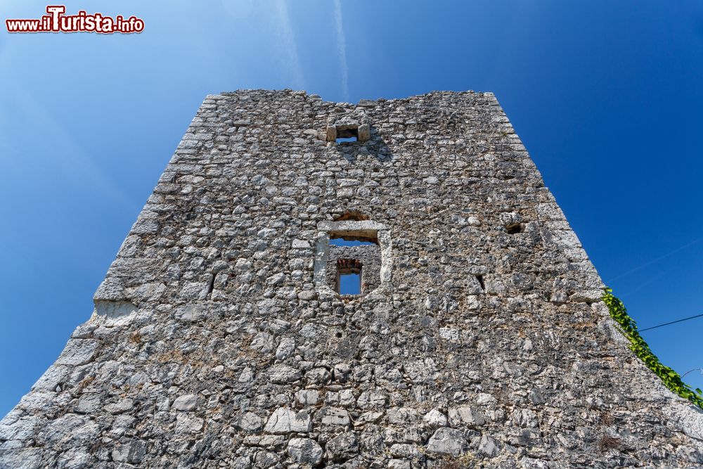 Immagine Rovine di una torre medievale nella città di Zaton, Croazia. Appollaiato lungo le rive dell'omonima baia, questo pittoresco villaggio è abitato da poco più di 800 abitanti. 