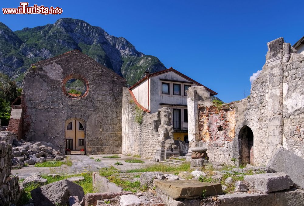 Immagine Rovine dopo il terremoto a Venzone, Friuli Venezia Giulia, Italia. Quasi completamente rasa al suolo dal sisma del 1976, questa località è stata ricostruita e oggi si presenta come uno dei migliori modelli del dopo ricostruzione. 