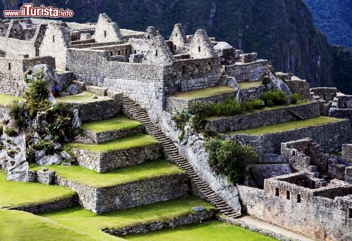 Immagine Rovine inca di Machu Picchu, Perù  - Scoperta agli inizi del 1900, per esattezza nel Luglio del 1911 dall'archeologo Hiram Bingham, Machu Picchu è una testimonianza architettonica di grandissima importanza costruita in zone impervie del Perù. I resti della città perduta degli inca ospitano altari in pietra, lunghe scalinate, acquedotti, case, templi, torri di avvistamento e un orologio solare che la rendono unica nel suo genere. Fra le particolarità che caratterizzano il sito vi è il fatto che alcune costruzioni sono meglio definite rispetto ad altre forse ad indicarne la maggior importanza - © Joel Shawn / Shutterstock.com