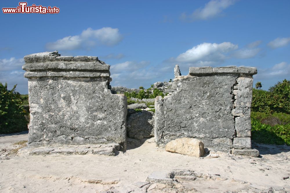 Immagine Rovine maya nei pressi di una spiaggia sull'isola messicana di Cozumel, (Quintana Roo) - foto © Shutterstock.com