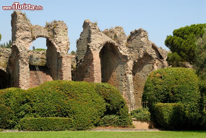 Immagine Le rovine romane del teatro di Frejus in Francia - © Philip Lange / Shutterstock.com