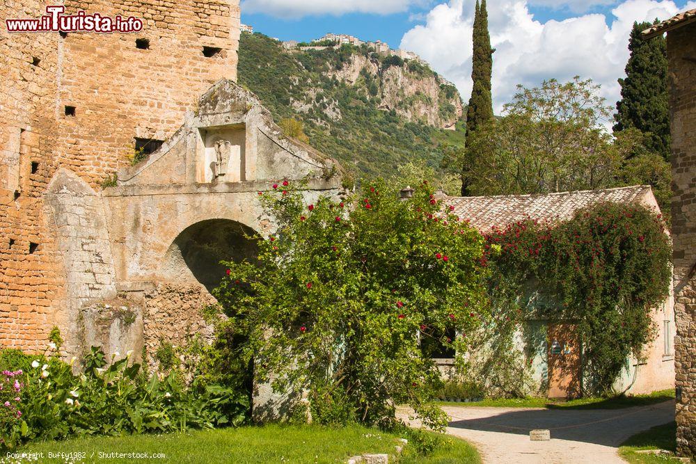 Immagine Rovine storiche al giardino della Ninfa di Sermoneta, Lazio. Qui si trova uno dei parchi all'inglese più belli d'Europa - © Buffy1982 / Shutterstock.com