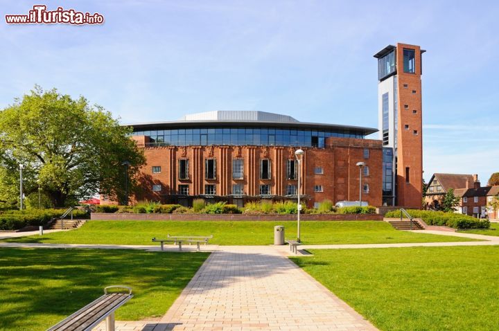 Immagine Royal Shakespeare Theatre, Stratford-upon-Avon - Sorto nello stesso luogo del vecchio Shakespeare Memorial Theatre, inaugurato nel 1879 e poi distrutto da un incendio nel 1926, l'attuale Royal Theatre è stato costruito utilizzando una struttura dalle linee vicine al modernismo europeo: al suo interno vi sono l'auditorium, la libreria e il museo dedicato al drammaturgo inglese. La proprietà è della Royal Shakespeare Company che tutt'oggi vi allestisce i propri spettacoli © Arena Photo UK / Shutterstock.com