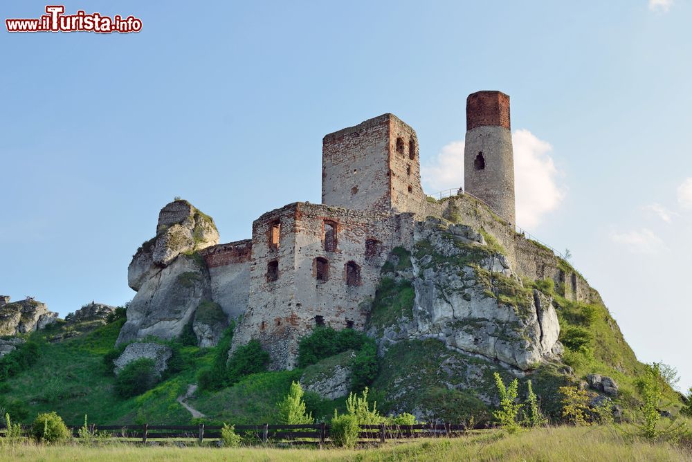 Immagine Ruderi di una vecchia fortificazione nella città di Olsztyn, Polonia.