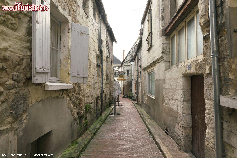 Immagine Rue Saint-Celerin nel centro di Montrichard (Francia) con le antiche case in pietra affacciate  - © Khun Ta / Shutterstock.com