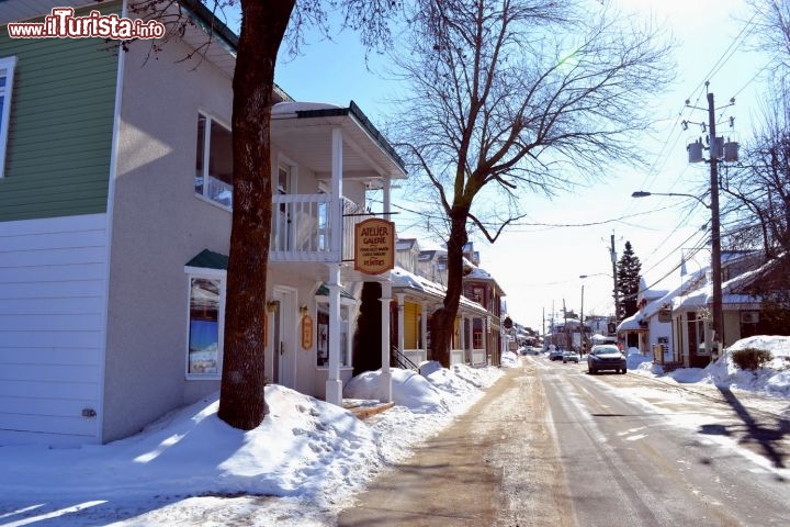 Immagine Rue St. Jean Baptiste: a Baie-Saint-Paul, nella regione dello Charlevoix, quedsta è la via principale del paese, dove si susseguono negozi, gallerie d'arte e casette costruite con lo stile tipico nordamericano.