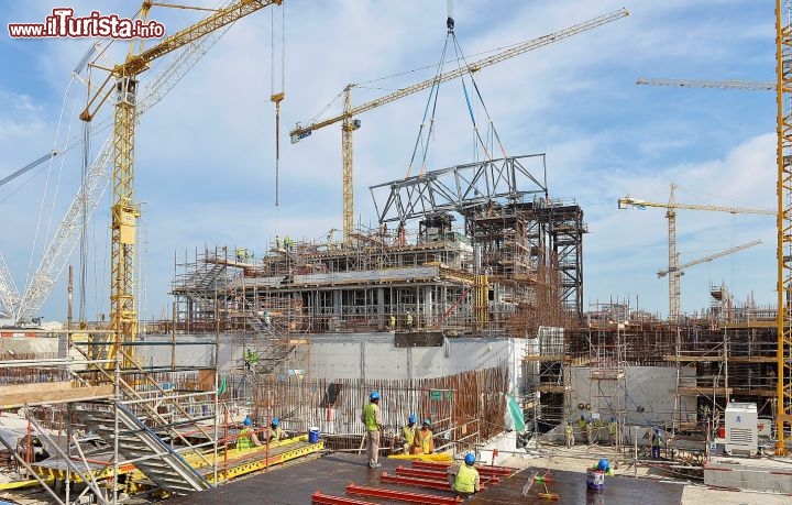 Immagine Cantiere a Saadiyat Island: l'isola sulla quale sorgerà il distretto culturale è oggi interessata da numerosi cantieri, indaffarati nella costruzione di nuovi grandi musei come il Louvre Abu Dhabi ed il Guggenheim Abu Dhabi - Foto © TCA Abu Dhabi