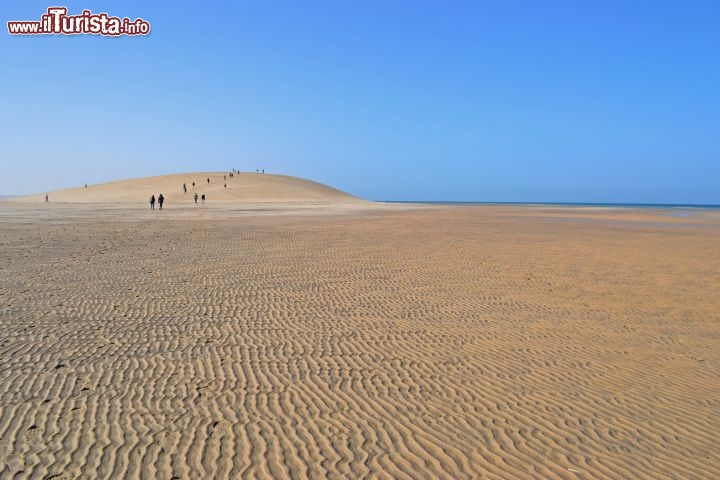 Immagine Dune Blanche, Dakhla: nel paesaggio lunare del deserto spunta questa duna di sabbia bianca, conosciuta in francese come "Dune Blanche", proprio a ridosso del mare.