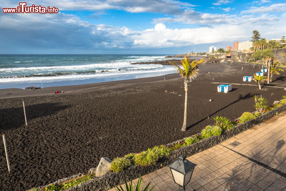Immagine La sabbia nera di una spiaggia di Puerto de la Cruz, Tenerife, sulla costa atlantica (Spagna).