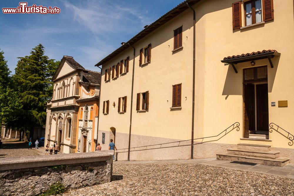 Immagine Il Sacro Monte di Orta, Piemonte, Italia. Progettato nel 1591 e dedicato a San Francesco d'Assisi, questo luogo suggestivo è situato a 400 metri di altitudine.