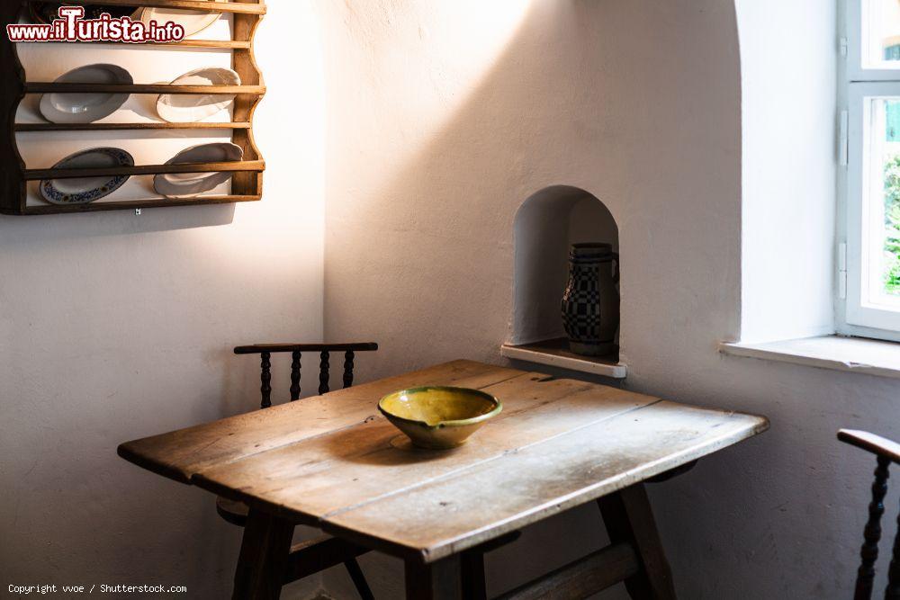 Immagine Sala da pranzo in una casa di edilizia popolare a Augusta, Germania - © vvoe / Shutterstock.com