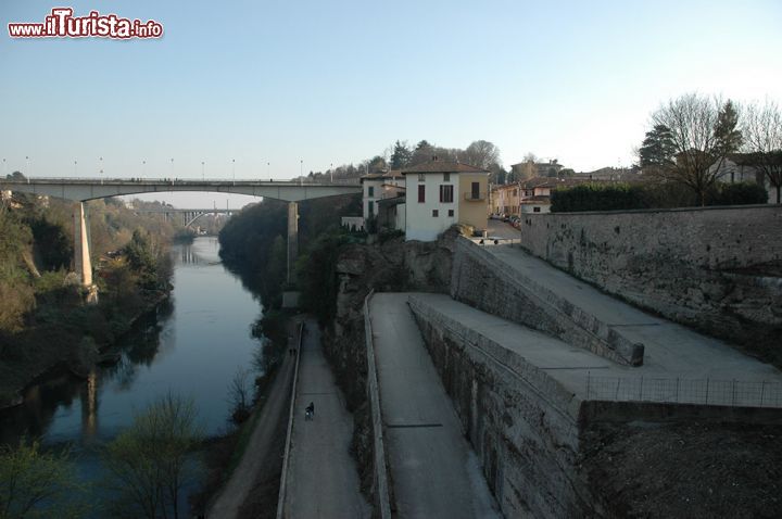 Immagine La salita che dal lungo Adda porta al Castello Visconteo - la storia di Trezzo sull'Adda, così come il suo stesso nome, è indissolubilmente intrecciata con questo grande fiume, tra i maggiori simboli del nord Italia lombardo. Questo antico borgo venne infatti costruito in epoca molto antica, precisamente dai longobardi, su un promontorio posizionato di fianco a un'ansa del fiume, in cima al quale si trova inoltre il bellissimo Castello Visconteo. 