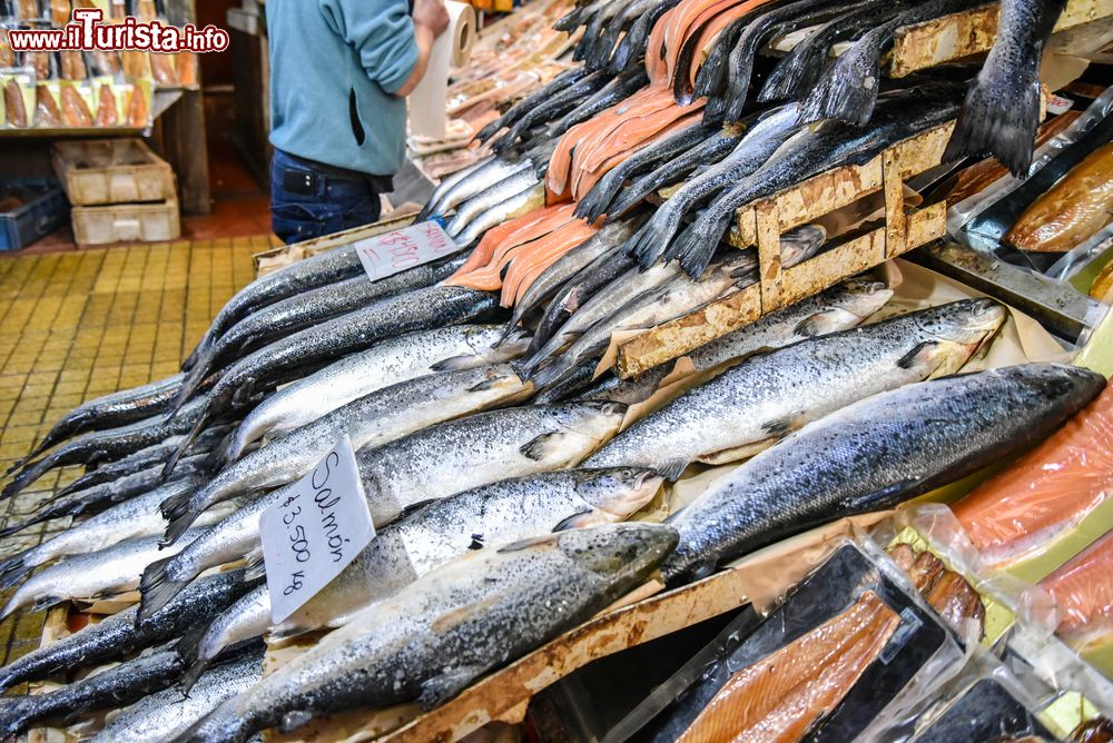 Immagine Salmoni in vendita all'Angelmo Fish Market di Puerto Montt, Cile.