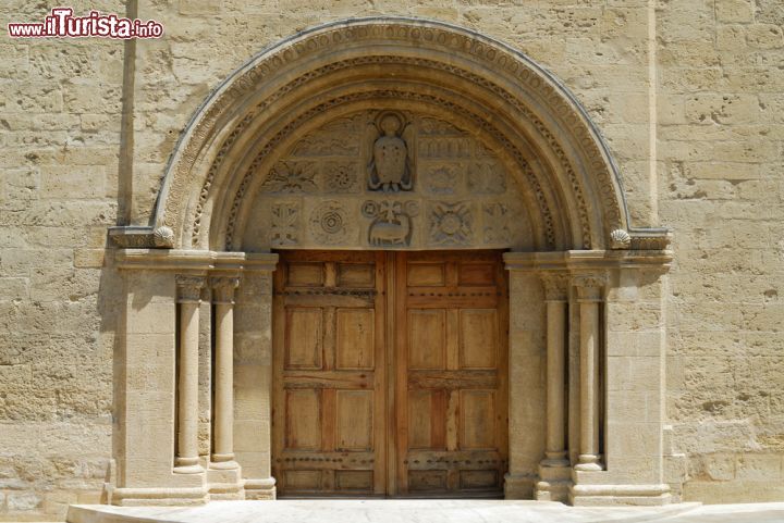 Immagine Salon de Provence, regione Provence-Alpes-Côte d'Azur (Francia): il portale in stile romanico della chiesa di St.Michel - foto © Claudio Giovanni Colombo / Shutterstock.com