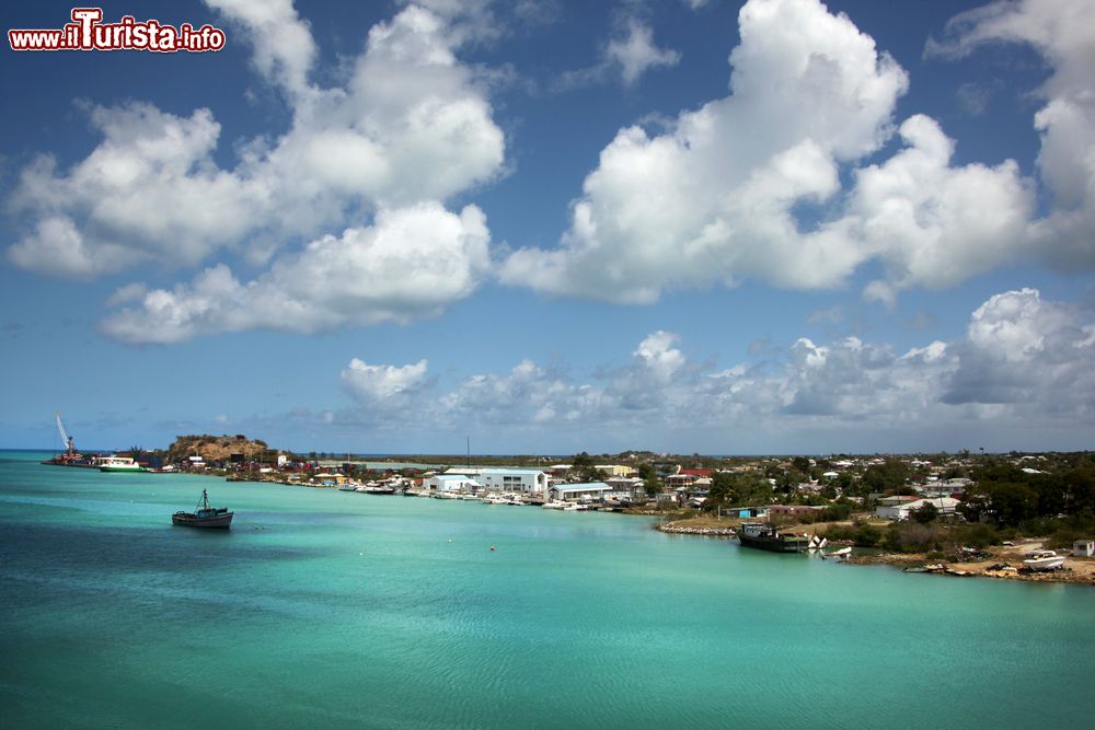 Immagine Salpando dal porto di St. John's, Antigua, Caraibi. Acqua trasparente e cielo azzurro in una giornata estiva nella capitale di Antigua e Barbuda.