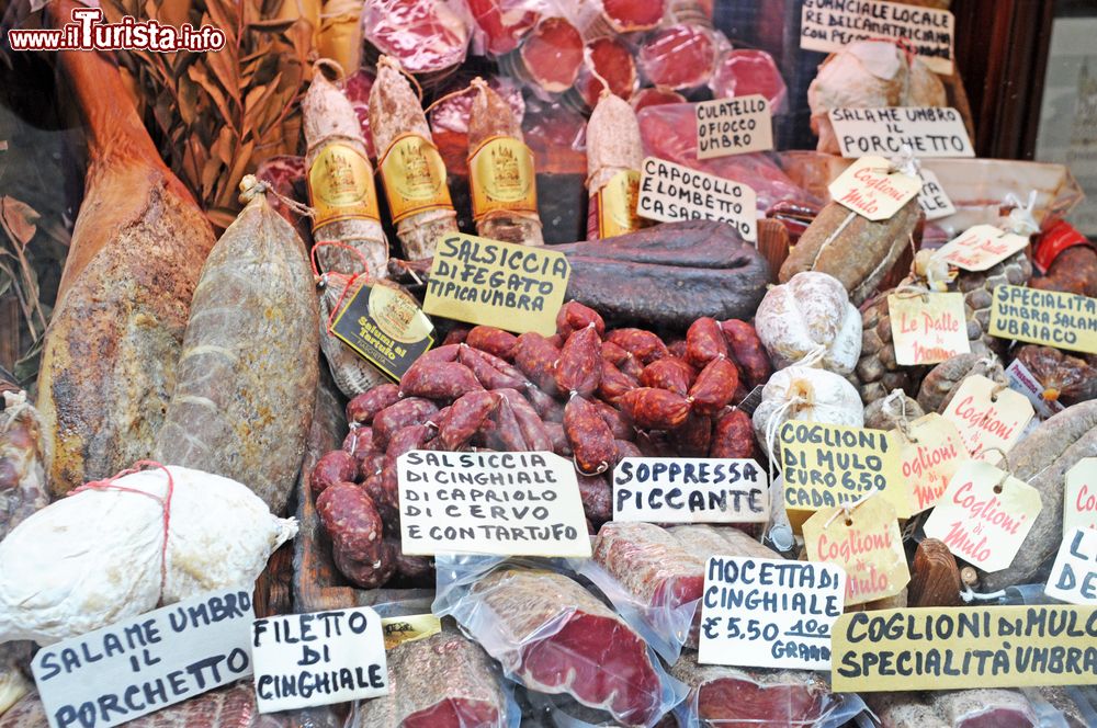 Immagine Salumi tipici dell'Umbria in un negozio di Norcia.