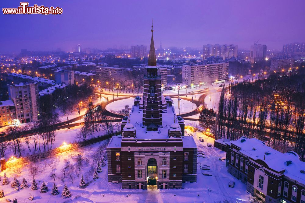 Immagine Samara by night con chiesa e palazzi ricoperti di neve, Russia.