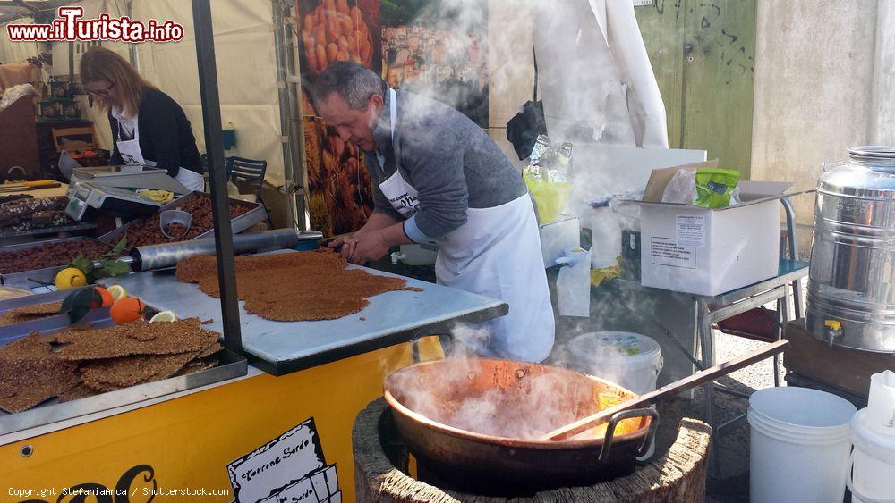 Immagine Samassi, Sardegna: la preparazione di un dolce tipico con mandorle, zucchero e succo di limone. Siamo all'evento di marzo, Sa Sagra - © StefaniaArca / Shutterstock.com