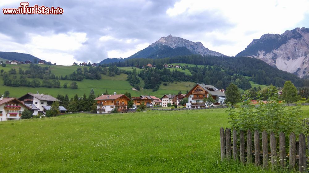 Immagine Scorcio panoramico su San Vigilio di Marebbe, Trentino Alto Adige. Il paese sorge a poco più di 1200 metri s.l.m. e ospita il centro visite del Parco Naturale Fanes-Sennen-Braies.