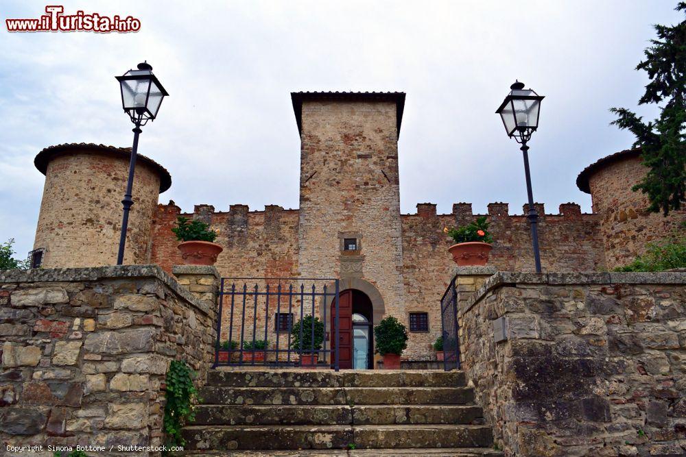 Immagine San Casciano in Val di Pesa, provincia di Firenze: il maniero di Gabbiano è una dimora signorile iniziata a costruire fra il XV° e il XVI° secolo - © Simona Bottone / Shutterstock.com