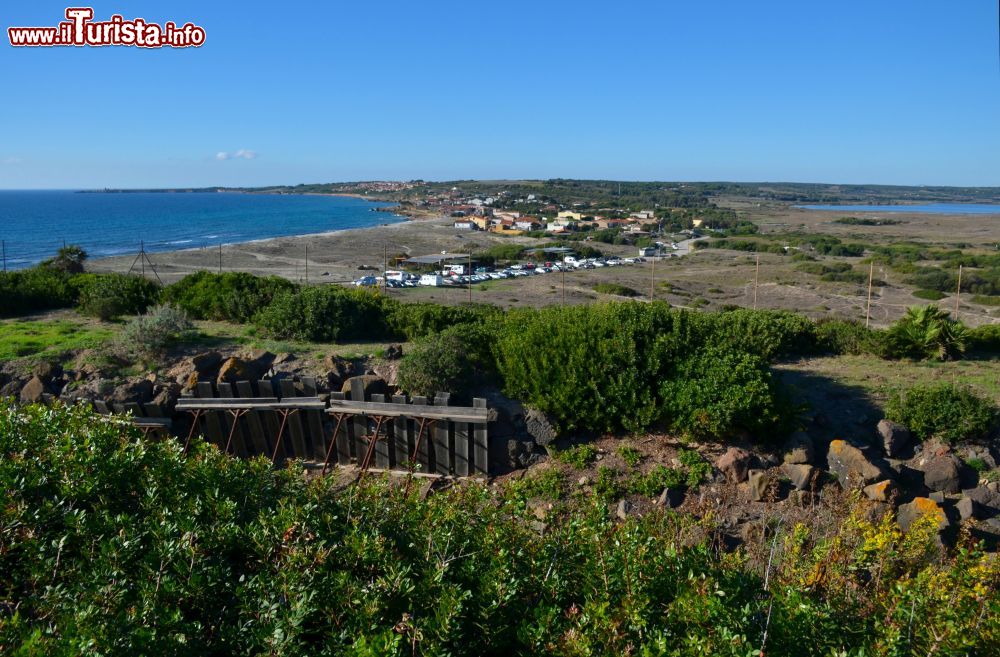 Immagine Il paese di San Giovanni di Sinis visto dal colle di Su Murru Mannu, dove si trovano le fortificazioni dell'antica città di Tharros.