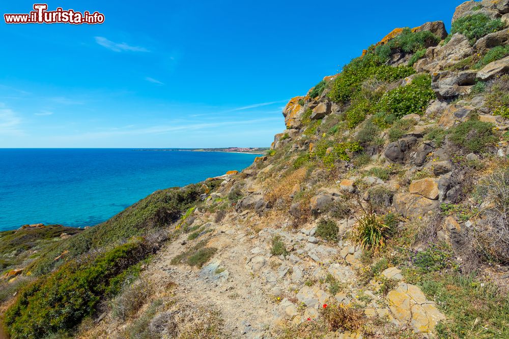 Immagine San Giovanni di Sinis, Sardegna: un tratto della costa fotografata in una bella giornata di sole.