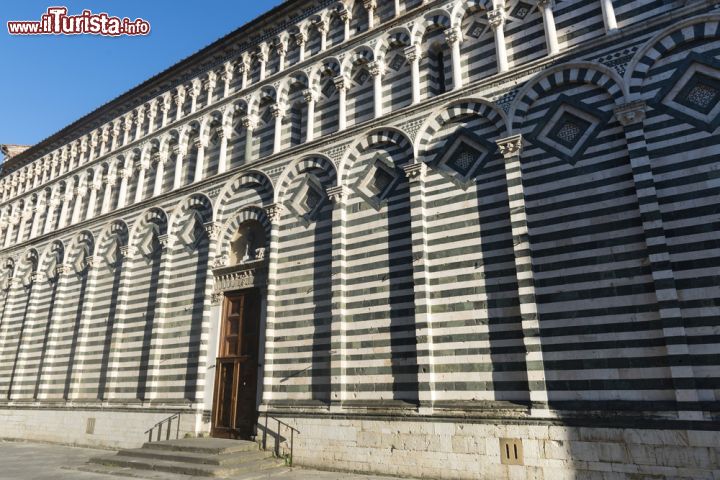 Immagine San Giovanni Fuorcivitas a Pistoia, Toscana - La bella facciata della chiesa di San Giovanni Evangelista, detta San Giovanni Fuorcivitas, importante complesso romanico situato nel cuore di Pistoia. Il nome "Fuorcivitas" ci ricorda che l'edificio religioso, quando venne fondato in epoca longobarda, si trovava al di fuori della prima cerchia delle mura cittadine © Claudio Giovanni Colombo / Shutterstock.com