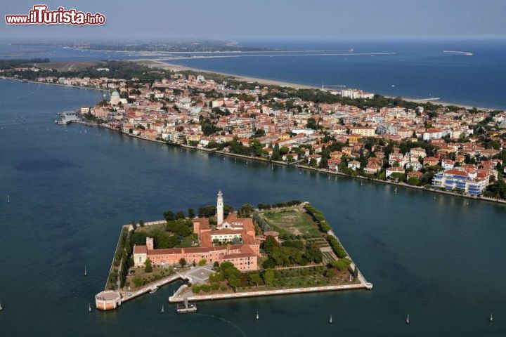 Immagine San Lazzaro degli Armeni: Tra le isole minori della laguna veneta. - © Angelo Giampiccolo / Shutterstock.com