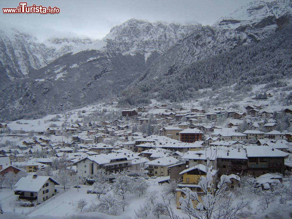 Immagine San Lorenzo Dorsino fotografata in inverno dopo una copiosa nevicata (Trentino) - © Jmz1902, CC BY-SA 3.0, Wikipedia