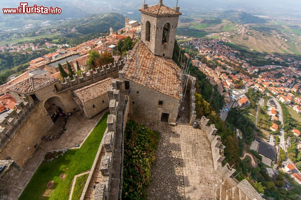 Immagine San Marino, capitale della Repubblica di San Marino. Questa località offre un panorama suggestivo sulla costa Adriatica, 9 castelli e un'autentica atmosfera medievale che si respira in ogni stradina e vicolo.