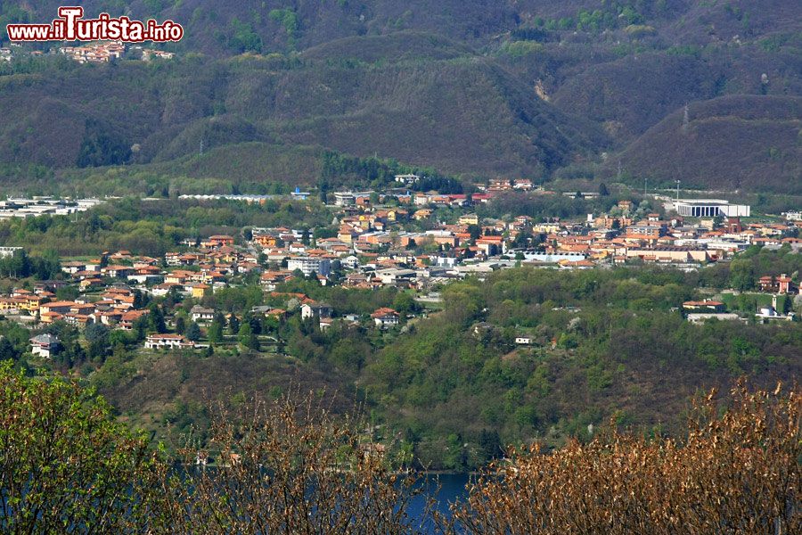 Immagine San Maurizio d'Opaglio il panorama della città dei rubinetti sul Lago d'Orta in Piemonte