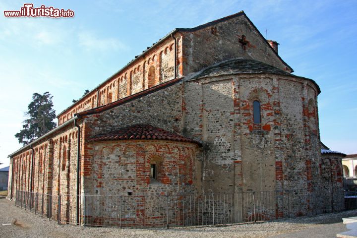 Immagine Vista dell'abside di San Michele a Oleggio di Novara (Piemonte) - © Alessandro Vecchi - CC BY-SA 3.0,