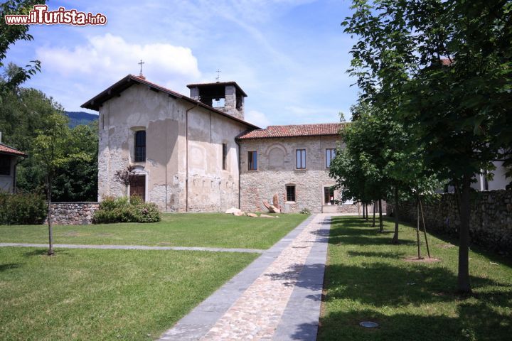 Immagine La chiesa di San Michele in Voltorre a Gavirate, Lombardia - © Zocchi Roberto/ Shutterstock.com