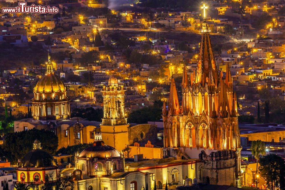 Immagine Una suggestiva immagine notturna della città di San Miguel de Allende, nello stato di Guanajuato, Messico.