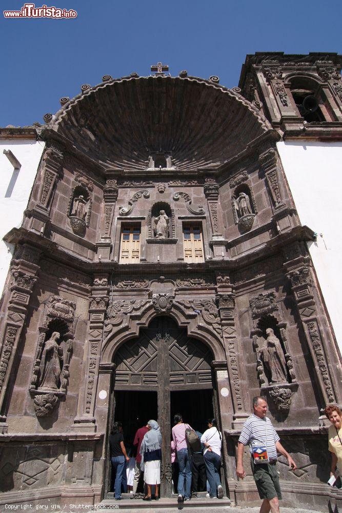 Immagine San Miguel de Allende, Messico: la porta dell'Iglesia de Nuestra Señora de la Salud - © gary yim / Shutterstock.com