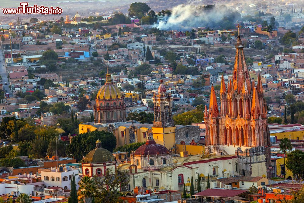 Immagine San Miguel de Allende, Messico: veduta panoramica della città dal mirador su una collina fuori dal centro storico.