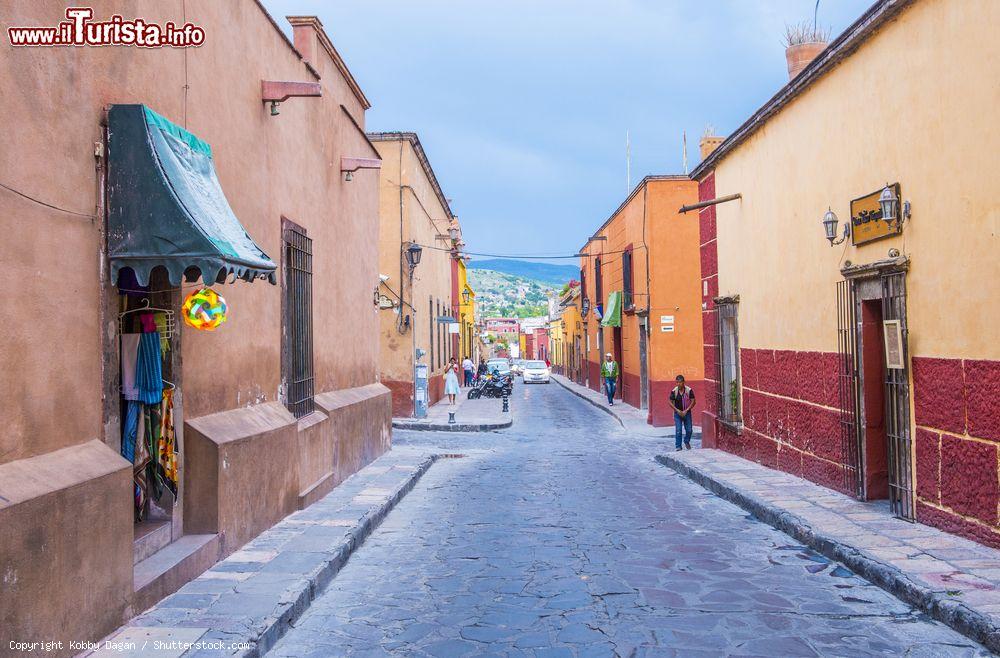 Immagine Una strada del centro di San Miguel de Allende, Guanajuato (Messico) Il centro storico è iscritto dal 2008 nella lista del Patrimonio dell'Umanitàdell'UNESCO - © Kobby Dagan / Shutterstock.com