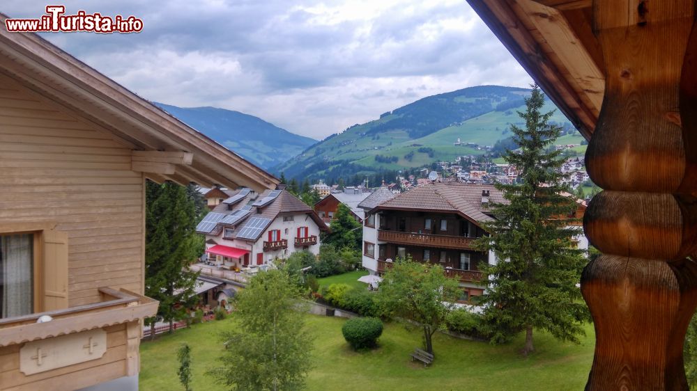 Immagine Uno scorcio di San Vigilio di Marebbe, Trentino Alto Adige. Importante stazione sciistica, San Vigilio è collegato con Valdaora attraverso il Passo Furcia.